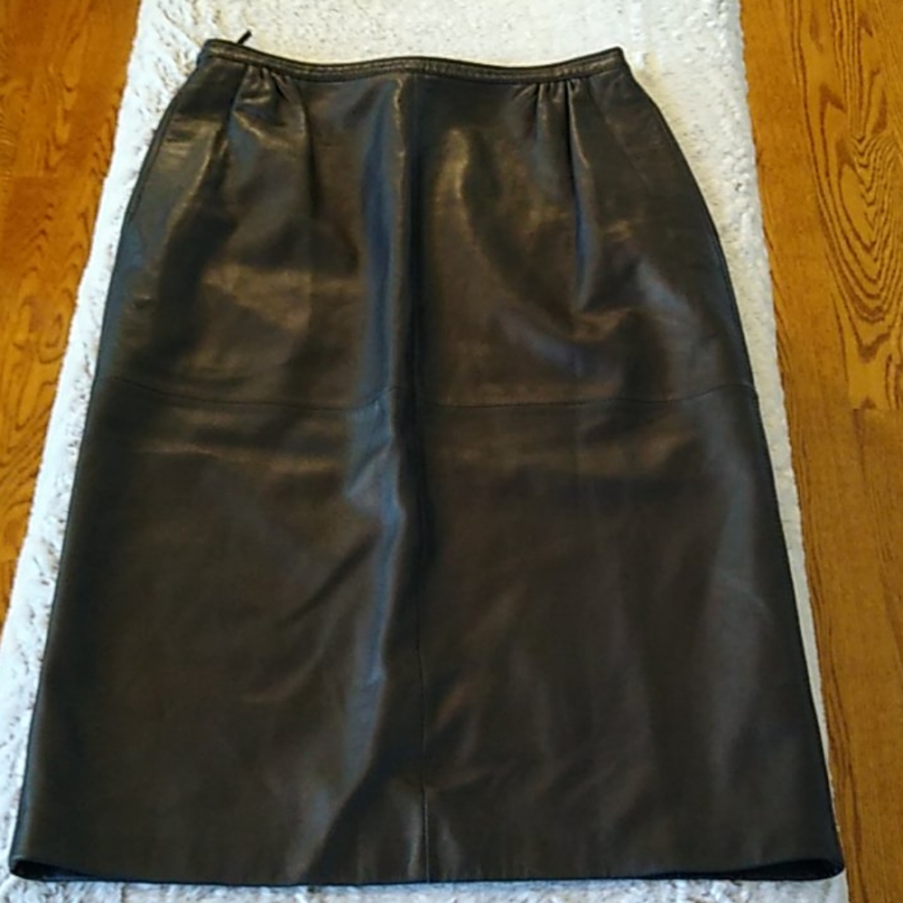 Exquisite Valentino Leather Skirt - Picture 16 of 16